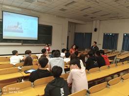 图3 汉达公司巩蒙蒙、曾荣军为应聘员工解答问题